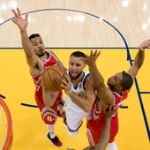 Curry entra a canasta ante la defensa de los Rockets Curry entra a canasta ante la defensa de los Rockets
