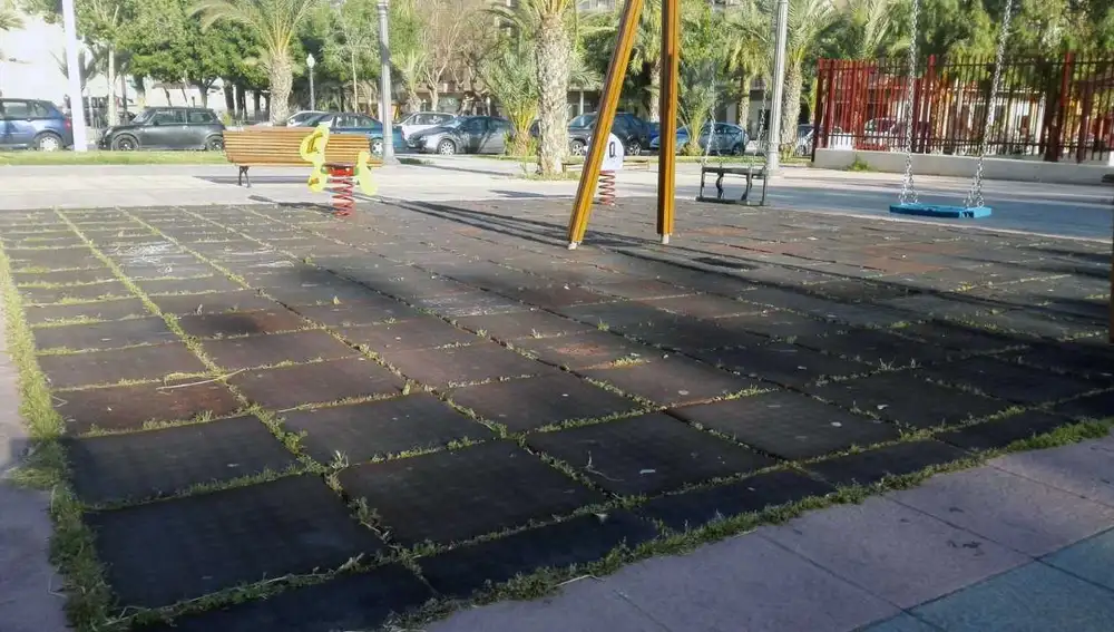 Zona de juegos infantiles en Elche en la que ha crecido la vegetación por la falta de mantenimiento Zona de juegos infantiles en Elche en la que ha crecido la vegetación por la falta de mantenimiento