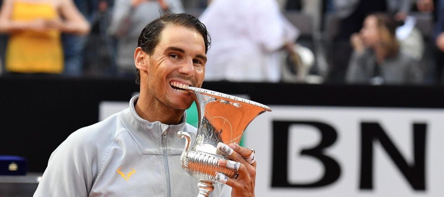 Rafa Nadal 'muerde' el trofeo de Roma Rafa Nadal 'muerde' el trofeo de Roma