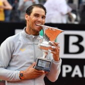 Rafa Nadal 'muerde' el trofeo de Roma