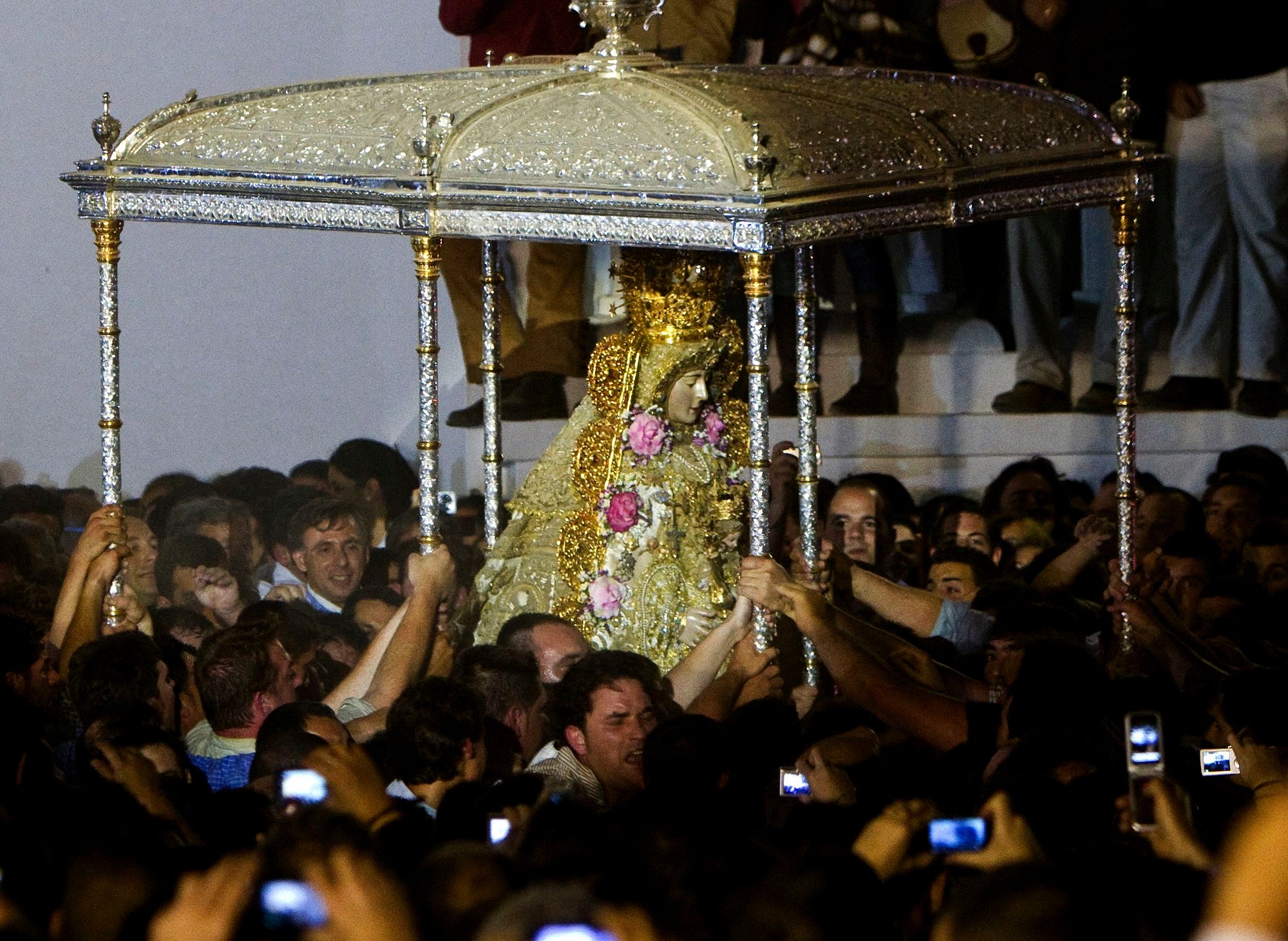 Los almonteños vibran paseando a la virgen del Rocio Los almonteños vibran paseando a la virgen del Rocio