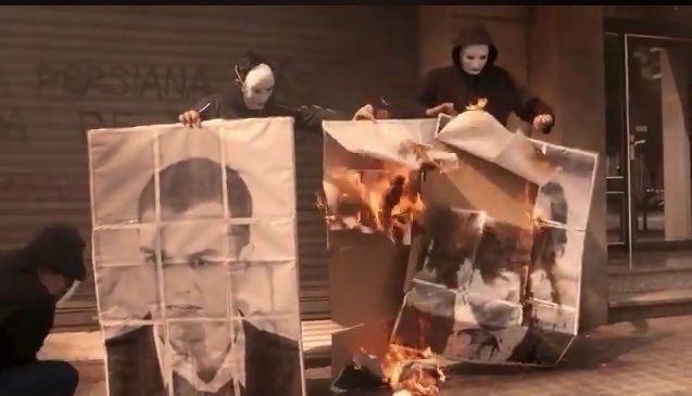 Arran, vinculada a la CUP, quema imágenes de Rivera, Sánchez y Rajoy en la sede del PP en Barcelona Arran, vinculada a la CUP, quema imágenes de Rivera, Sánchez y Rajoy en la sede del PP en Barcelona
