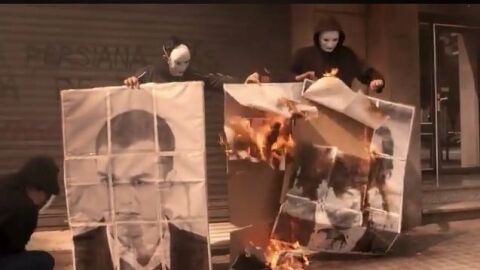 Miembros de Arran quemando fotos de Rivera y S&aacute;nchez