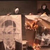 Miembros de Arran quemando fotos de Rivera y Sánchez