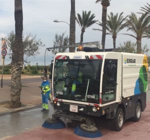 Un camión de EMAYA limpiando las calles de la ciudad Un camión de EMAYA limpiando las calles de la ciudad