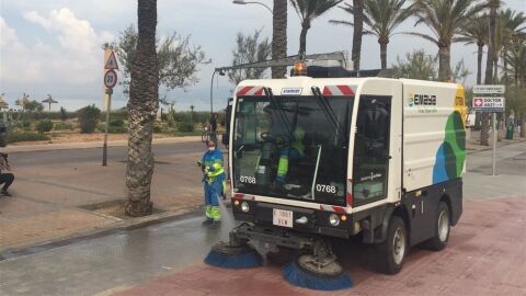 Un cami&oacute;n de EMAYA limpiando las calles de la ciudad