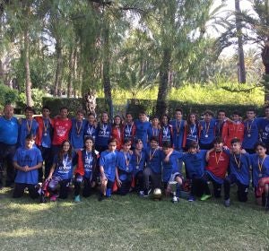 Jugadores y jugadoras infantiles del Club Voleibol Elche Salesianos. Jugadores y jugadoras infantiles del Club Voleibol Elche Salesianos.
