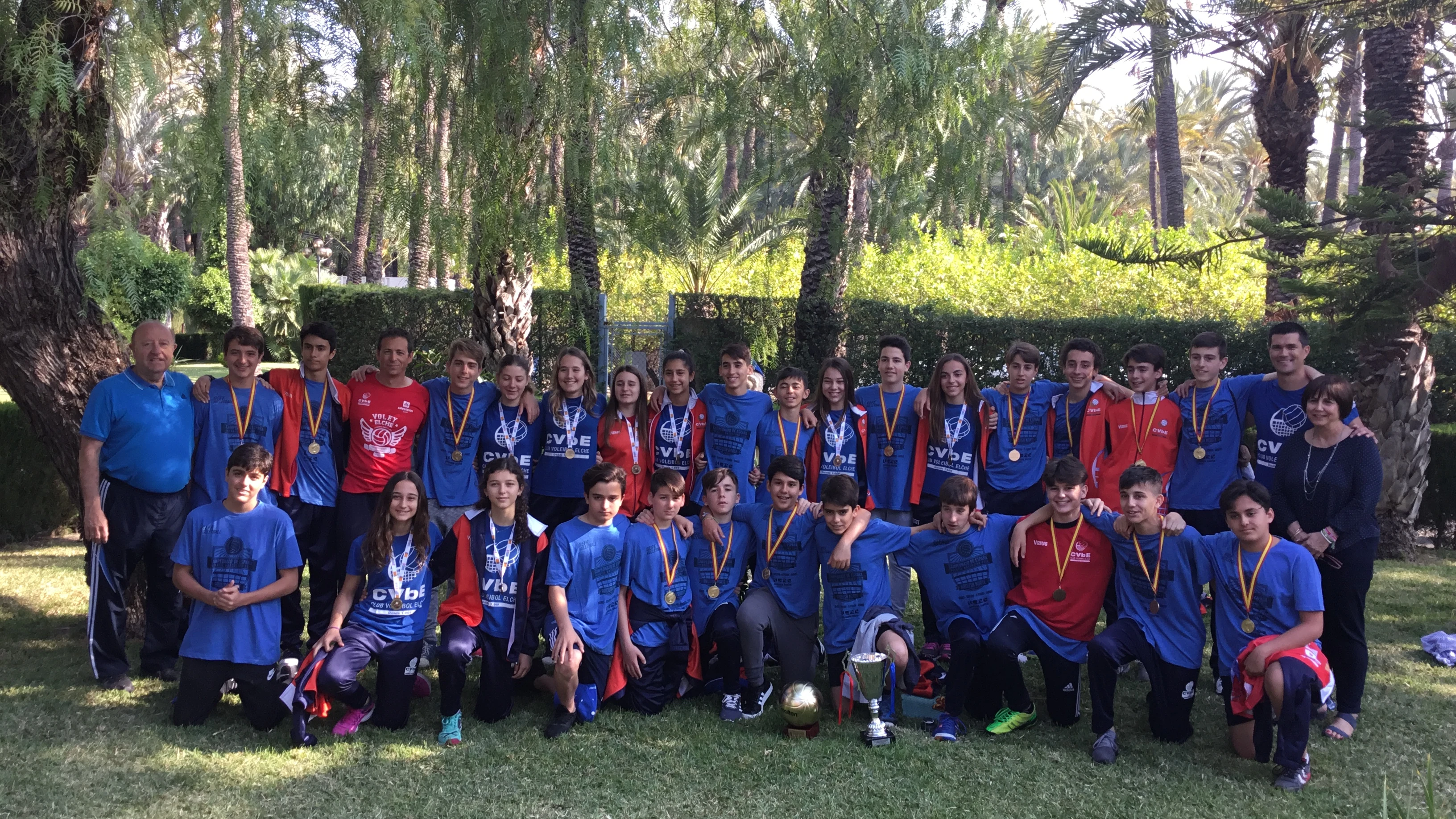 Jugadores y jugadoras infantiles del Club Voleibol Elche Salesianos. CAMPEONATO DE ESPAÑA