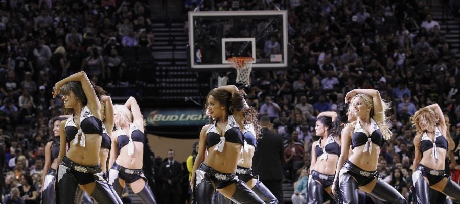 Las 'Silver Dancers', durante un partido de los Spurs Las 'Silver Dancers', durante un partido de los Spurs