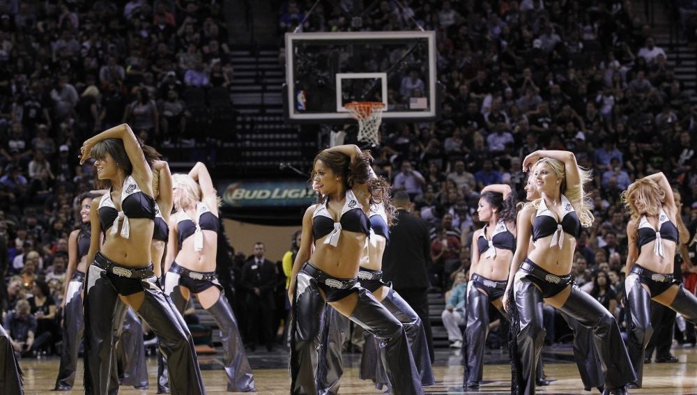 Las 'Silver Dancers', durante un partido de los Spurs