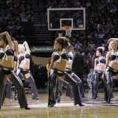 Las 'Silver Dancers', durante un partido de los Spurs