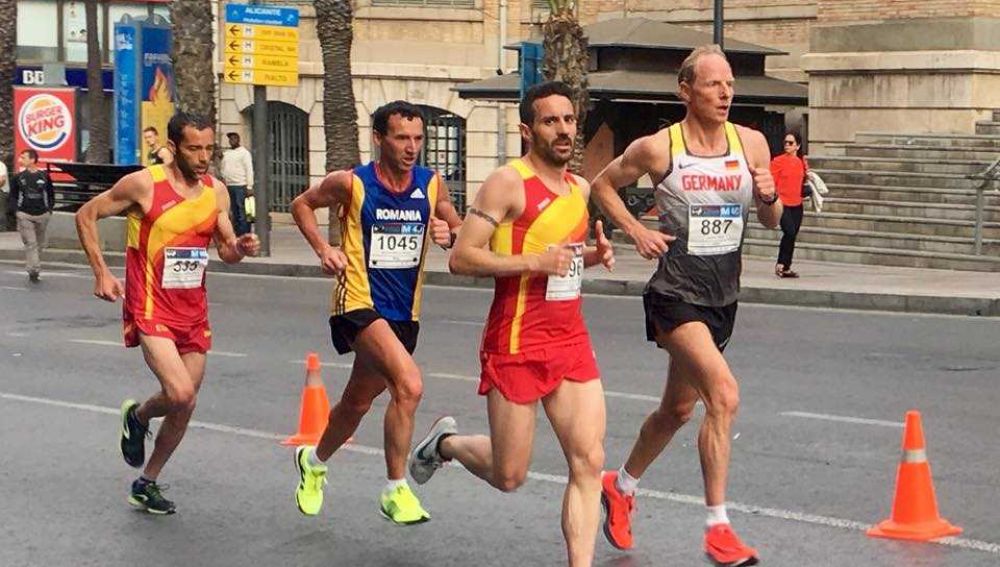 El atleta ilicitano Cristian Fernández, en un momento de la prueba del medio maratón del Europeo celebrado en Alicante.
