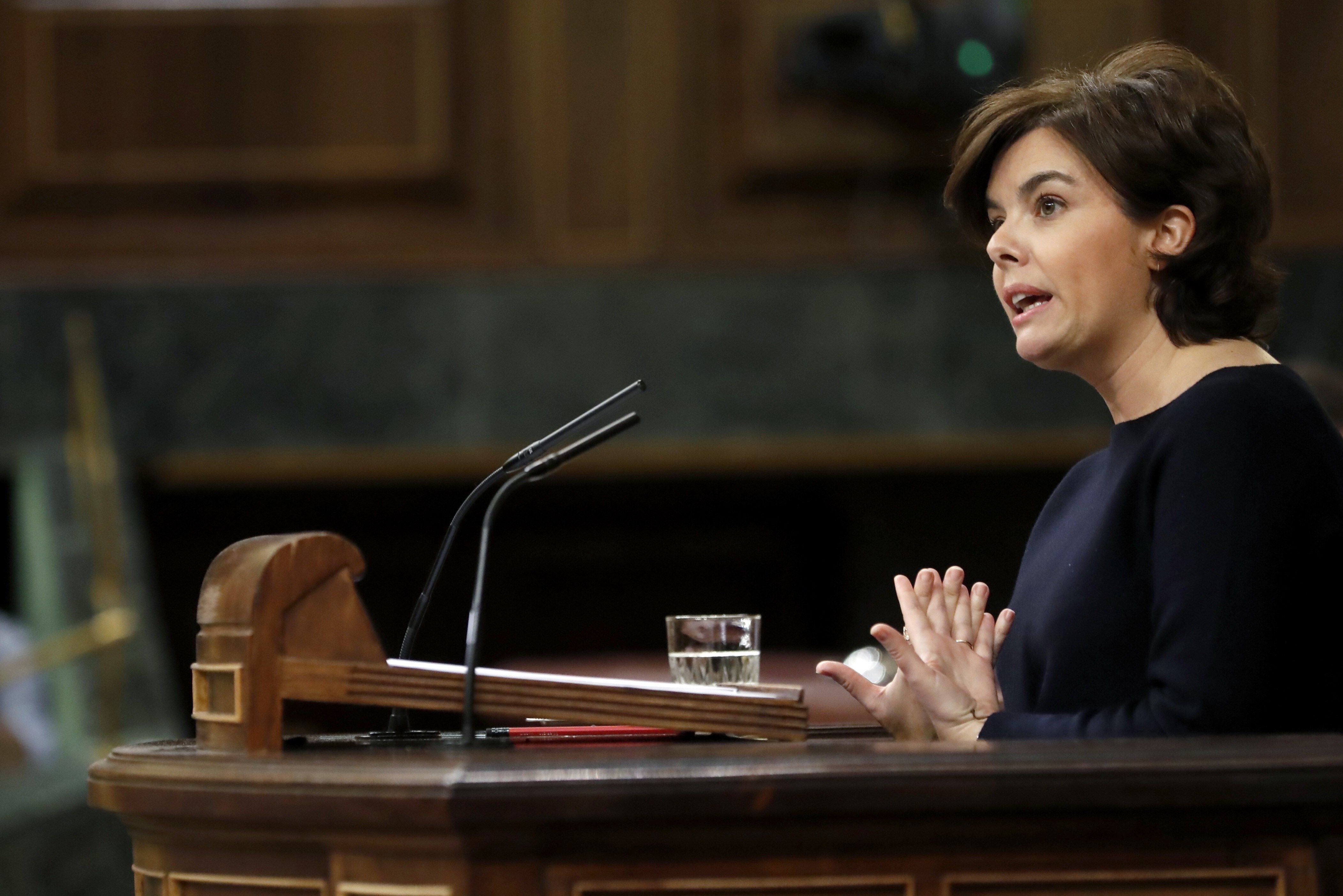 Sáenz de Santamaría tacha la moción censura de "irreflexiva e irresponsable" Sáenz de Santamaría tacha la moción censura de "irreflexiva e irresponsable"