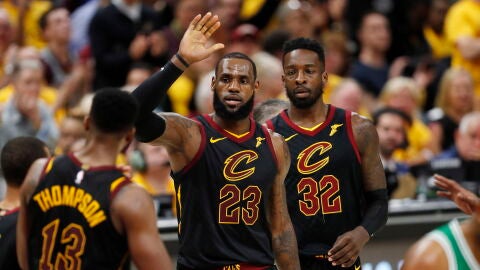LeBron James celebra una canasta ante los Celtics