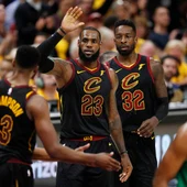 LeBron James celebra una canasta ante los Celtics LeBron James celebra una canasta ante los Celtics
