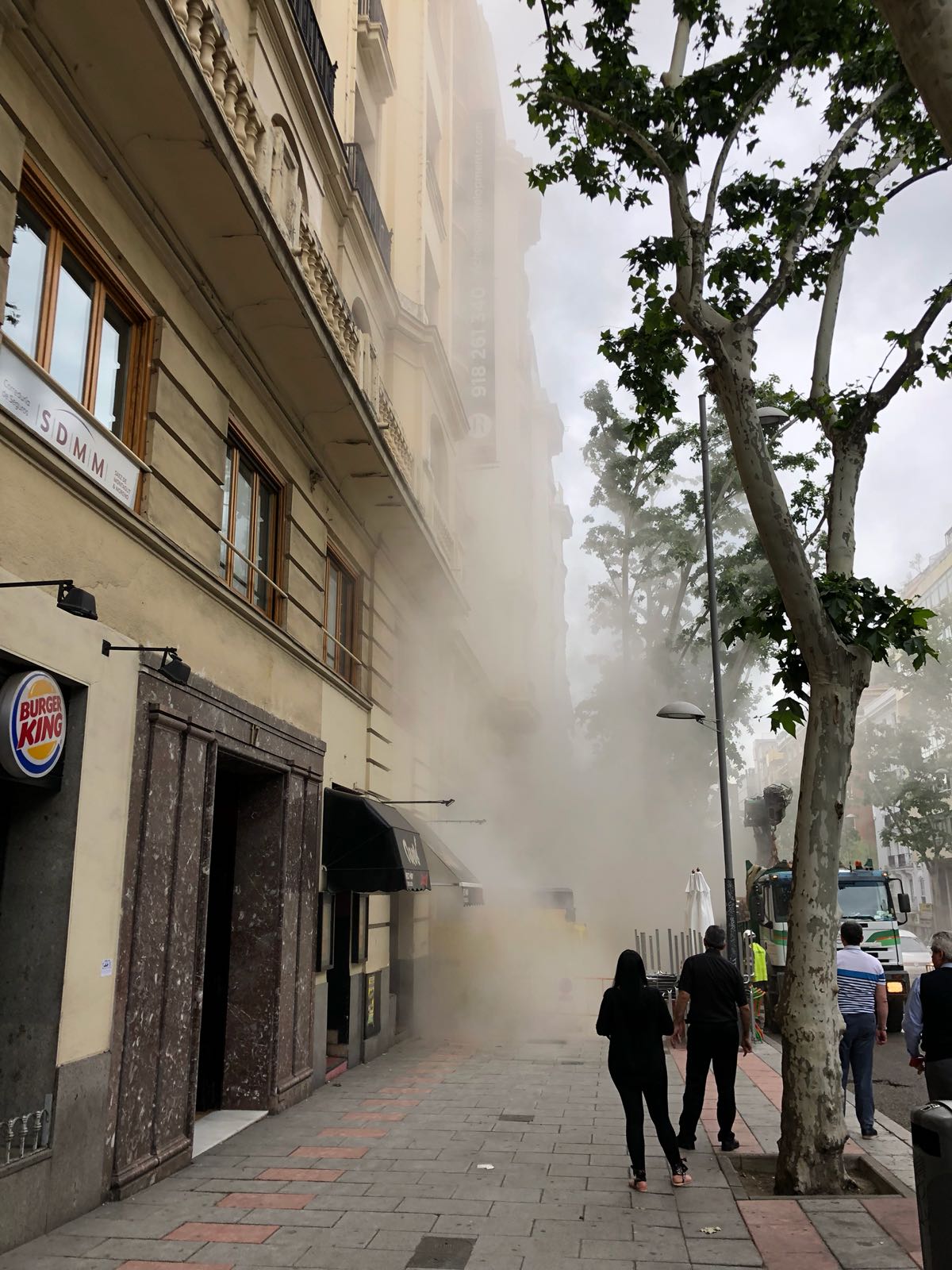 Los bomberos buscan a dos obreros entre los escombros del edificio derrumbado en Madrid Los bomberos buscan a dos obreros entre los escombros del edificio derrumbado en Madrid