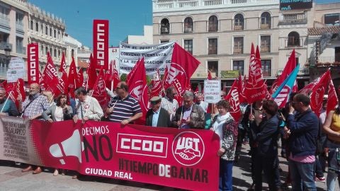 Concentraci&oacute;n de los sindicatos frente a la sede de FECIR