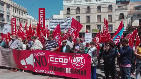 Concentración de los sindicatos frente a la sede de FECIR Concentración de los sindicatos frente a la sede de FECIR