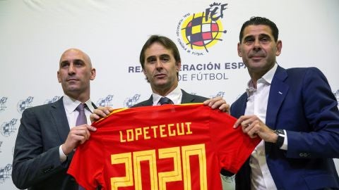 Lopetegui, en su acto de renovaci&oacute;n junto a Rubiales y Hierro