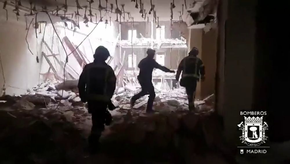 Los Bomberos buscan a dos obreros atrapados tras el derrumbe de un edificio en rehabilitación en Madrid 