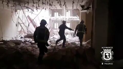 Los Bomberos buscan a dos obreros atrapados tras el derrumbe de un edificio en rehabilitaci&oacute;n en Madrid 
