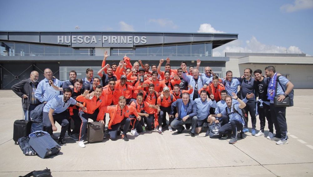 La plantilla a su llegada al aeropuerto Huesca- Pirineos