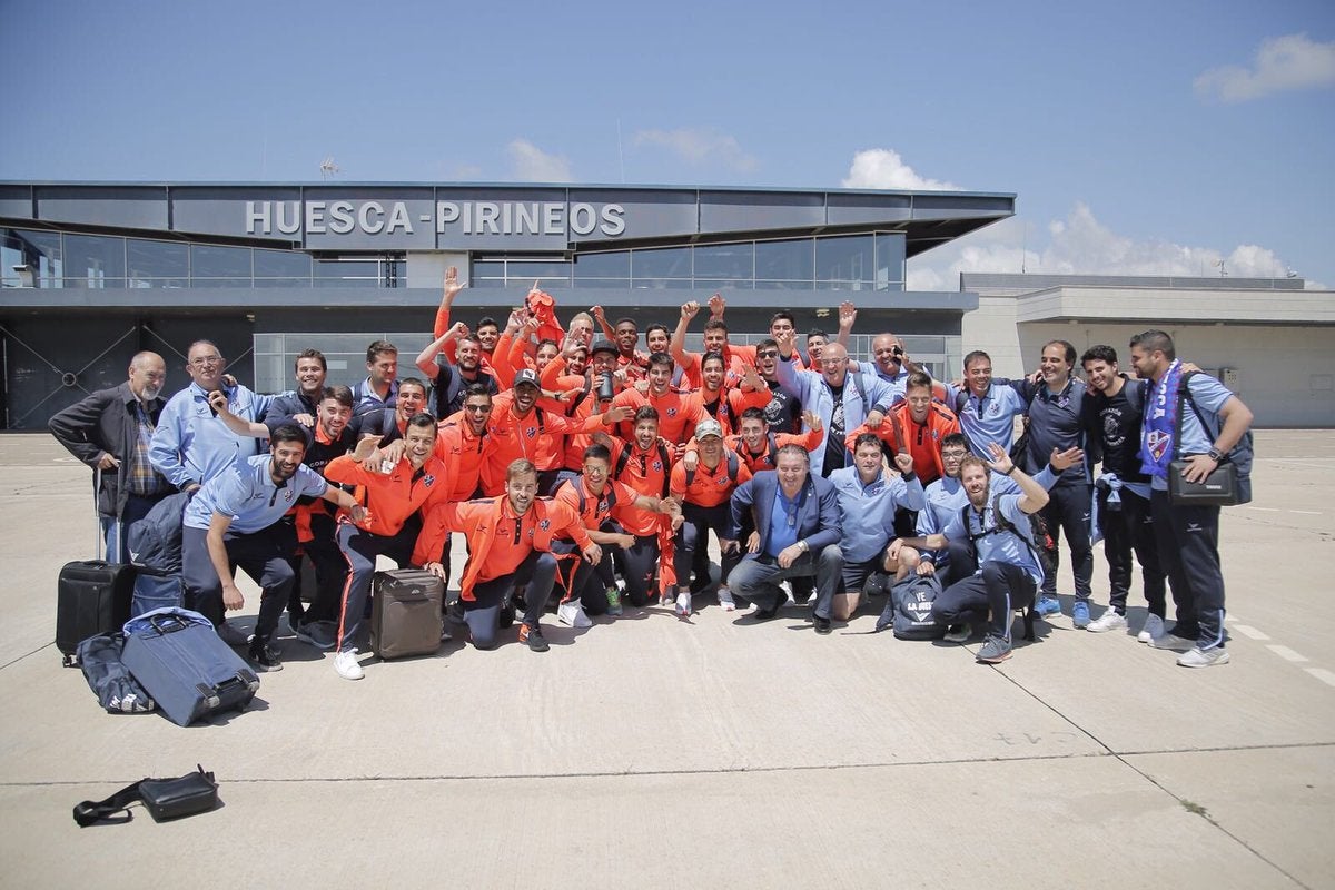 Los jugadores de la S.D. Huesca reciben el homenaje de la capital oscense Los jugadores de la S.D. Huesca reciben el homenaje de la capital oscense