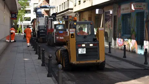 Obras de asfaltado en una calle de Ciudad Real Obras de asfaltado en una calle de Ciudad Real