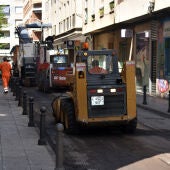 Obras de asfaltado en una calle de Ciudad Real