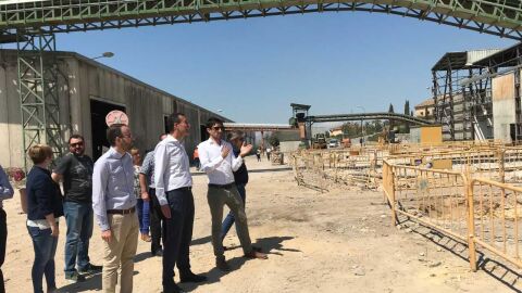 Momento de la visita a las obras de modernizaci&oacute;n en la planta de residuos s&oacute;lidos del Ba&iacute;x Vinalop&oacute;