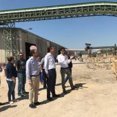 Momento de la visita a las obras de modernización en la planta de residuos sólidos del Baíx Vinalopó