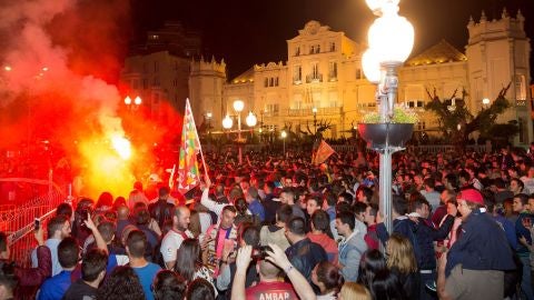 Aficionados del Huesca celebran al asecenso a Primera del equipo