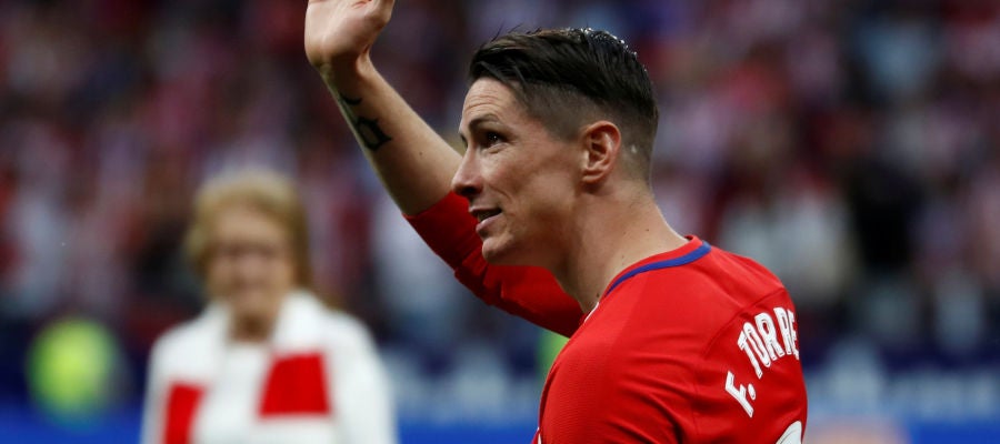 Fernando Torres saluda a los aficionados Fernando Torres saluda a los aficionados
