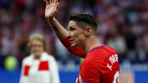 Fernando Torres saluda a los aficionados