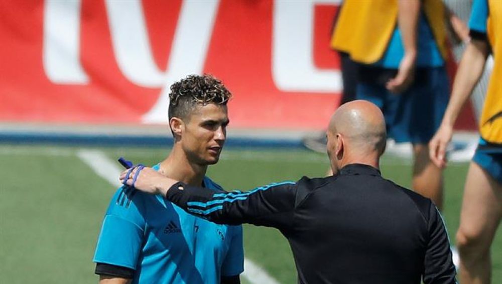 Cristiano Ronaldo junto a Zidane en el entrenamiento del Real Madrid
