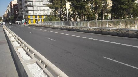 Jardineras sin flores en el Puente de Altamira de Elche