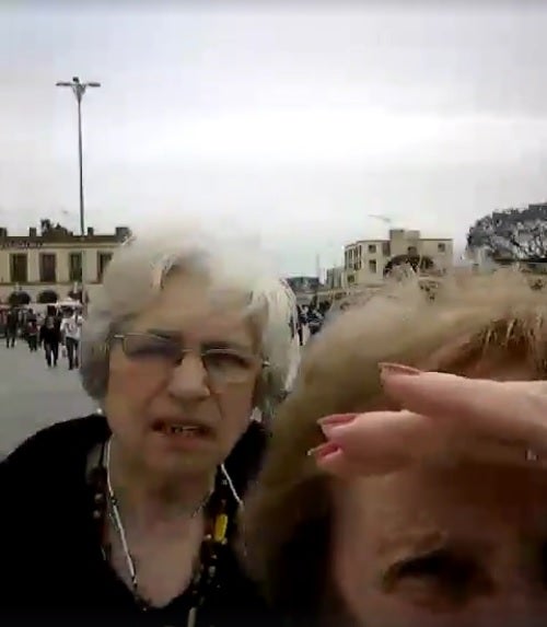 El modo 'selfie' de un teléfono móvil juega una mala pasada a dos ancianas y el divertido vídeo se vuelve viral El modo 'selfie' de un teléfono móvil juega una mala pasada a dos ancianas y el divertido vídeo se vuelve viral