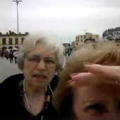 Dos ancianas argentinas intentando hacer una fotografía