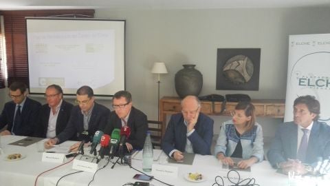 Miembros de la plataforma Elche Piensa han presentado su proyecto de revitalizaci&oacute;n del centro de Elche