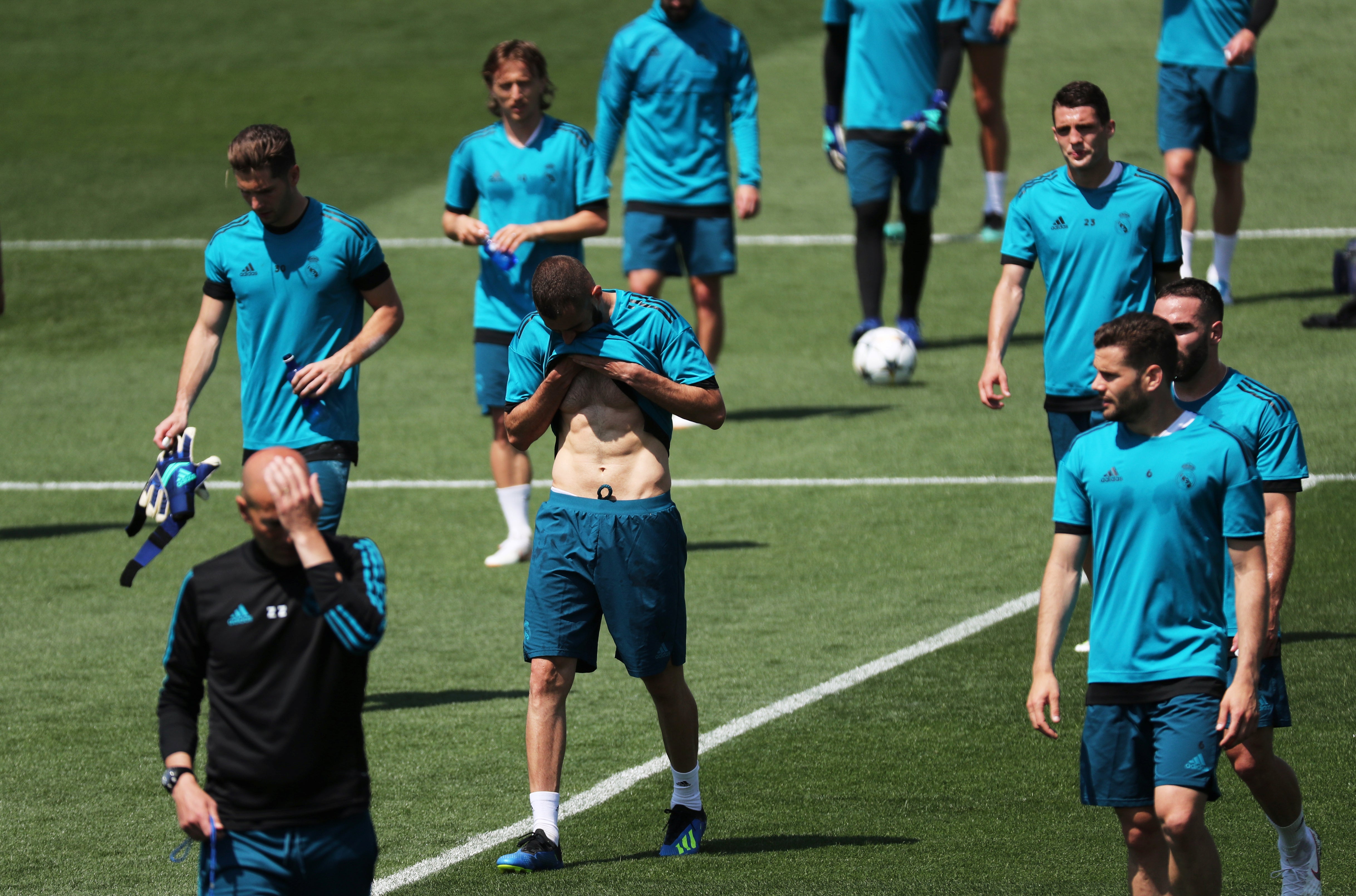 Karim Benzema da el susto en el Media Day: se hizo daño en un pie durante el entrenamiento Karim Benzema da el susto en el Media Day: se hizo daño en un pie durante el entrenamiento