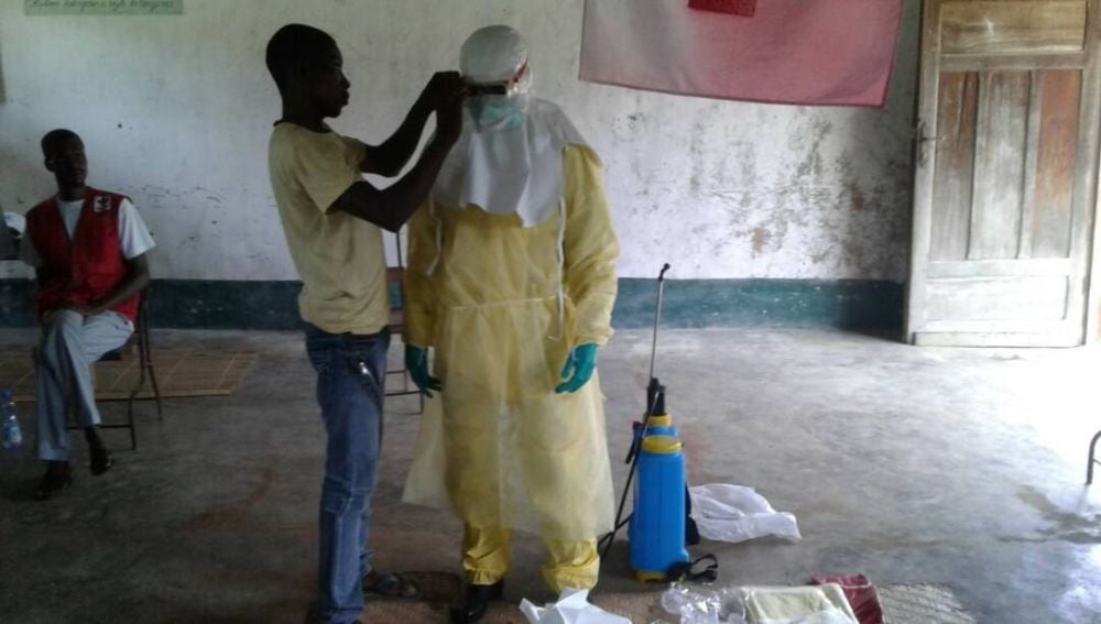Trabajadores sanitarios con ropa de protección en Bikoro, el epicentro del último brote de ébola, en la República Democrática del Congo Trabajadores sanitarios con ropa de protección en Bikoro, el epicentro del último brote de ébola, en la República Democrática del Congo