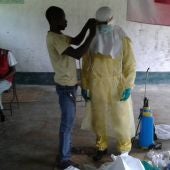 Trabajadores sanitarios con ropa de protección en Bikoro, el epicentro del último brote de ébola, en la República Democrática del Congo