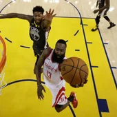 James Harden anota ante los Warriors James Harden anota ante los Warriors