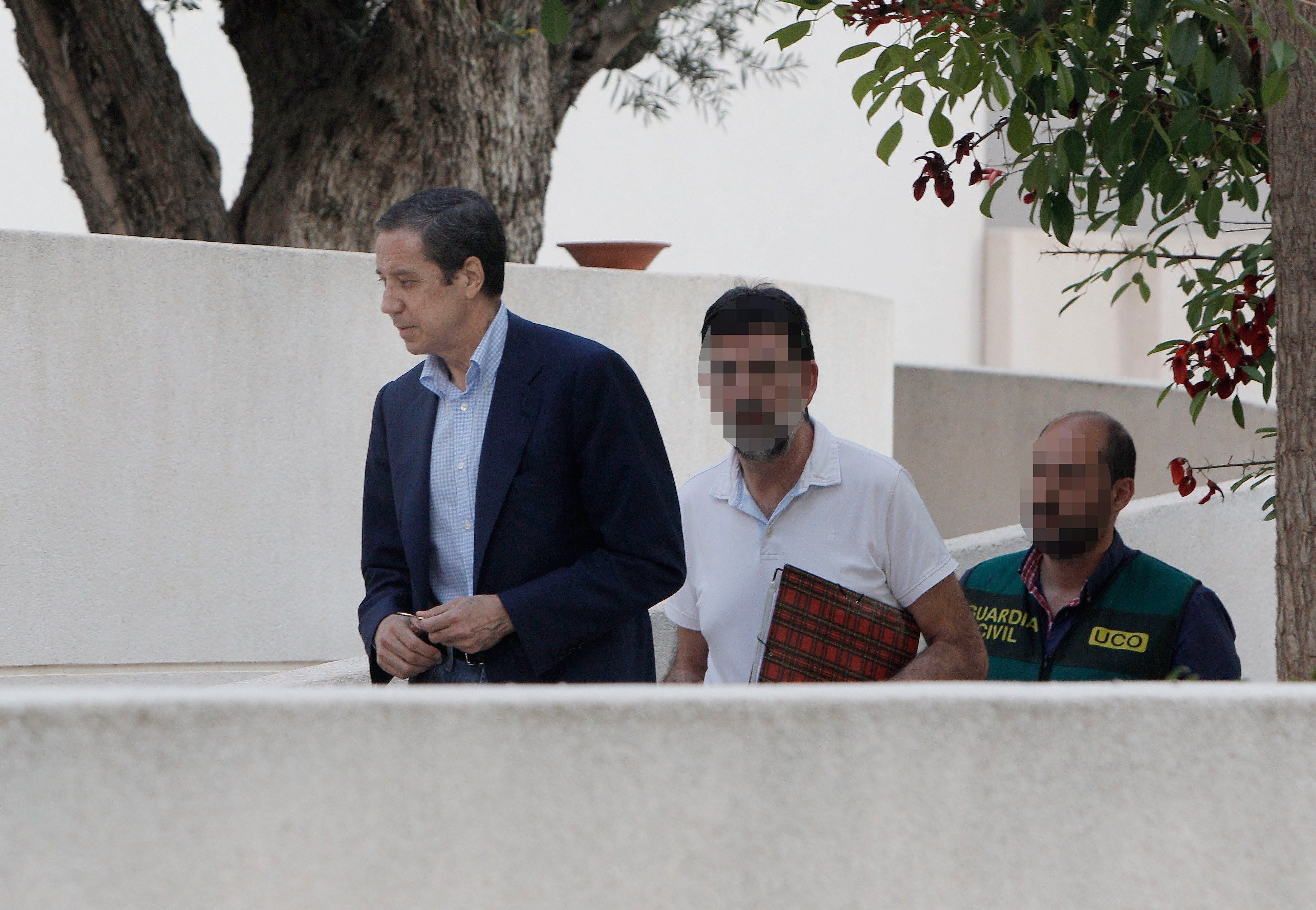 La UCO traslada a Zaplana a Madrid para un registro en su casa y su oficina La UCO traslada a Zaplana a Madrid para un registro en su casa y su oficina