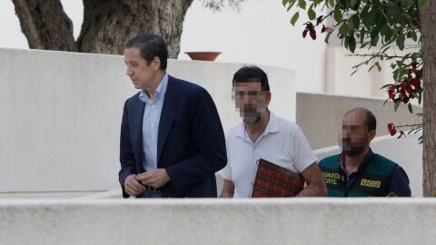 Eduardo Zaplana a su llegada a su chalé de Benidorm (Alicante) acompañado por agentes de la UCO 