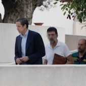 Eduardo Zaplana a su llegada a su chalé de Benidorm (Alicante) acompañado por agentes de la UCO 