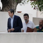 Eduardo Zaplana a su llegada a su chalé de Benidorm (Alicante) acompañado por agentes de la UCO Eduardo Zaplana a su llegada a su chalé de Benidorm (Alicante) acompañado por agentes de la UCO