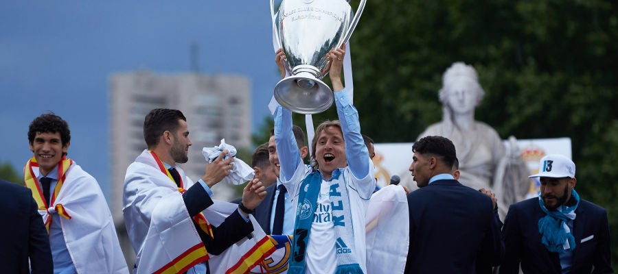 Luka Modric levanta el trofeo de la Champions Luka Modric levanta el trofeo de la Champions