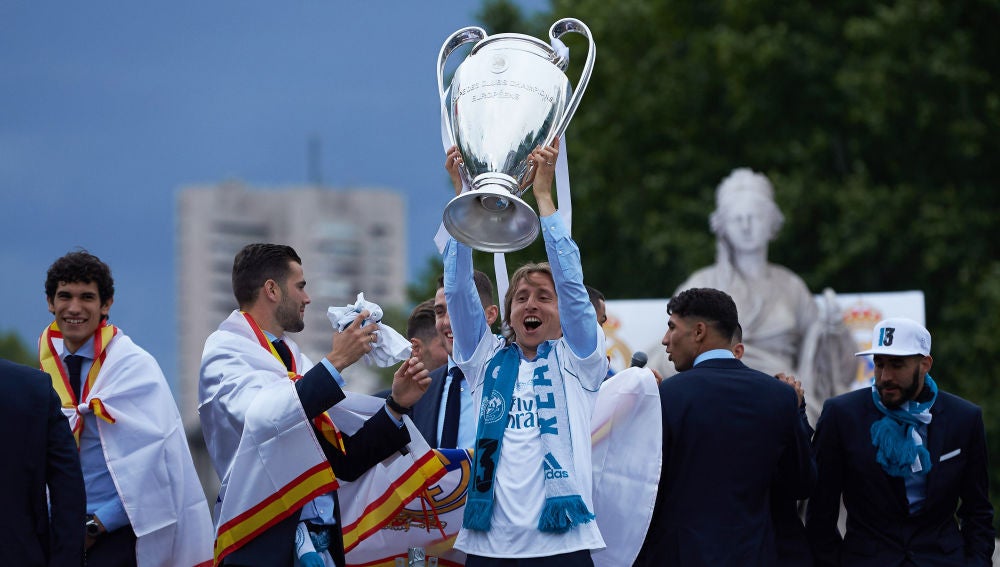 Luka Modric levanta el trofeo de la Champions