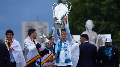 Luka Modric levanta el trofeo de la Champions